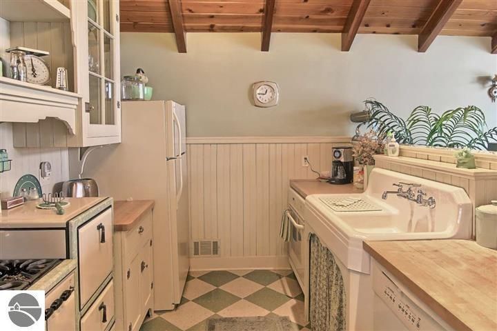 230 Wellington Street, Traverse City, MI 49686